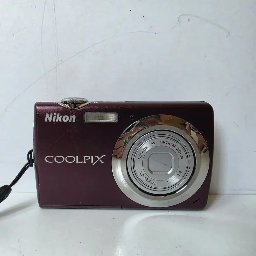 Nikon Coolpix S220 Digital Camera Plum Charger 3 Batteries 3X Zoom 10.0 MP